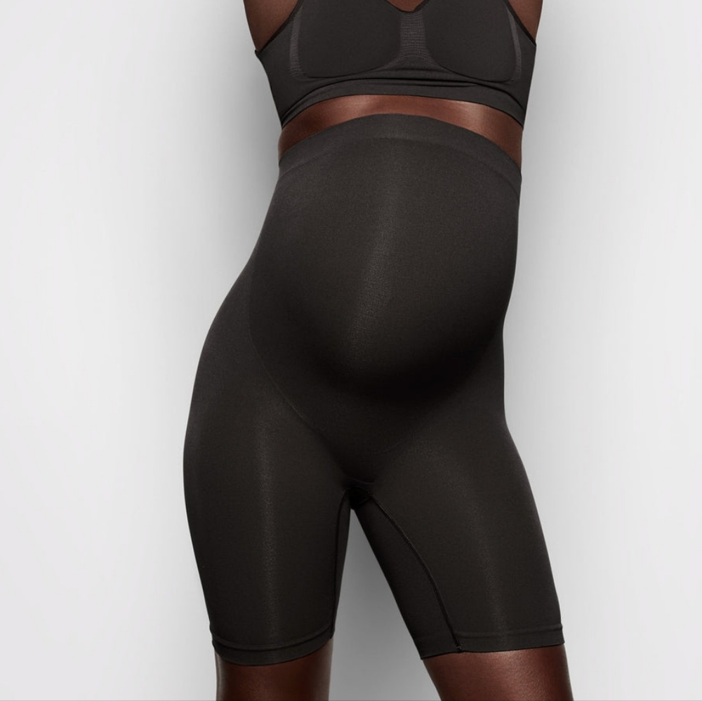 MATERNITY SCULPTING SHORT MID THIGH
